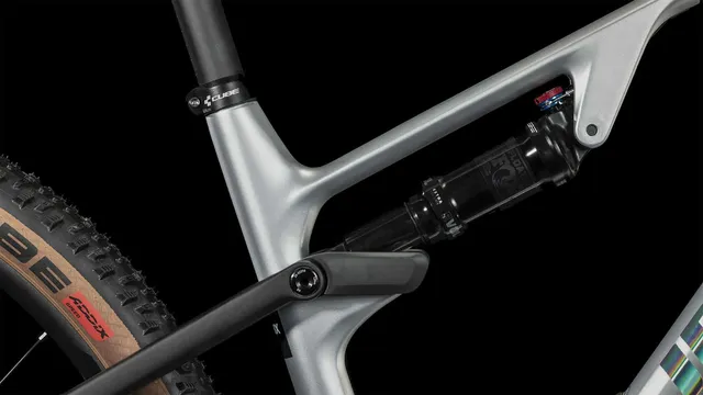 Das CUBE AMS ZERO99 C:68X Race 29 in silver'n'black, mit Vollfederung, schwarzem Sattel und hellbraunen Schwalbe-Reifen ist in der Seitenansicht vor weißem Hintergrund zu sehen., Ansicht 6