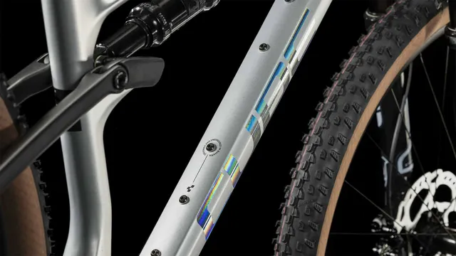 Das CUBE AMS ZERO99 C:68X Race 29 in silver'n'black, mit Vollfederung, schwarzem Sattel und hellbraunen Schwalbe-Reifen ist in der Seitenansicht vor weißem Hintergrund zu sehen., Ansicht 7