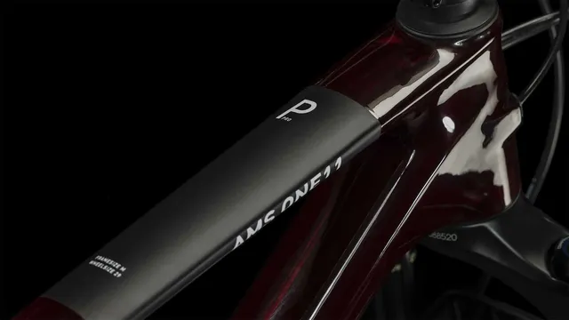 Das CUBE AMS ONE11 C:68X Pro 29 in liquidred'n'carbon ist ein vollgefedertes Mountainbike mit breiten Stollenreifen, Scheibenbremsen und einem abfallenden Oberrohr, hier in der Seitenansicht vor weißem Hintergrund., Ansicht 2