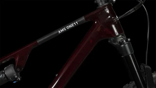 Das CUBE AMS ONE11 C:68X Pro 29 in liquidred'n'carbon ist ein vollgefedertes Mountainbike mit breiten Stollenreifen, Scheibenbremsen und einem abfallenden Oberrohr, hier in der Seitenansicht vor weißem Hintergrund., Ansicht 3