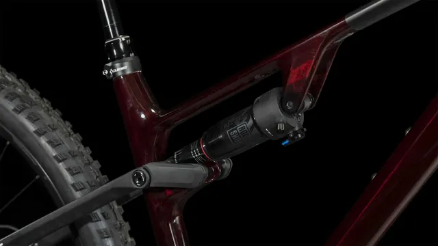 Das CUBE AMS ONE11 C:68X Pro 29 in liquidred'n'carbon ist ein vollgefedertes Mountainbike mit breiten Stollenreifen, Scheibenbremsen und einem abfallenden Oberrohr, hier in der Seitenansicht vor weißem Hintergrund., Ansicht 4
