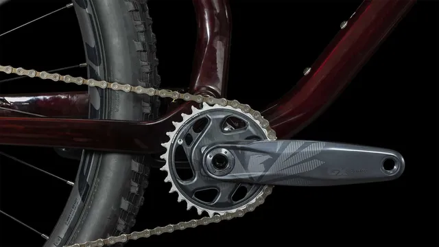 Das CUBE AMS ONE11 C:68X Pro 29 in liquidred'n'carbon ist ein vollgefedertes Mountainbike mit breiten Stollenreifen, Scheibenbremsen und einem abfallenden Oberrohr, hier in der Seitenansicht vor weißem Hintergrund., Ansicht 5