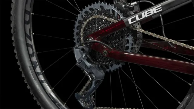 Das CUBE AMS ONE11 C:68X Pro 29 in liquidred'n'carbon ist ein vollgefedertes Mountainbike mit breiten Stollenreifen, Scheibenbremsen und einem abfallenden Oberrohr, hier in der Seitenansicht vor weißem Hintergrund., Ansicht 6