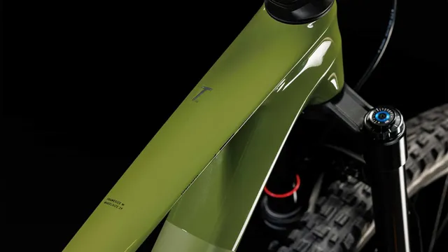 Das CUBE Stereo ONE55 C:62 TM 29 olive'n'chrome ist ein modernes, olivgrünes, vollgefedertes Mountainbike mit Maxxis-Reifen, Scheibenbremsen und einem schnittigen Rahmen - seitlich auf weißem Hintergrund abgebildet. Erhältlich bei Mr. Bike Lichtenfels., Ansicht 2