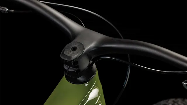 Das CUBE Stereo ONE55 C:62 TM 29 olive'n'chrome ist ein modernes, olivgrünes, vollgefedertes Mountainbike mit Maxxis-Reifen, Scheibenbremsen und einem schnittigen Rahmen - seitlich auf weißem Hintergrund abgebildet. Erhältlich bei Mr. Bike Lichtenfels., Ansicht 3