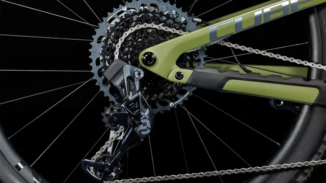 Das CUBE Stereo ONE55 C:62 TM 29 olive'n'chrome ist ein modernes, olivgrünes, vollgefedertes Mountainbike mit Maxxis-Reifen, Scheibenbremsen und einem schnittigen Rahmen - seitlich auf weißem Hintergrund abgebildet. Erhältlich bei Mr. Bike Lichtenfels., Ansicht 7