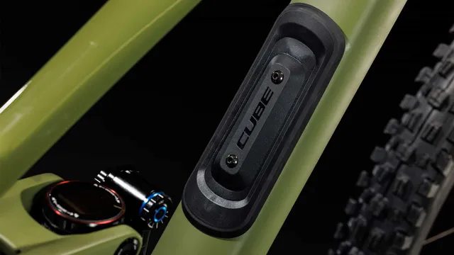 Das CUBE Stereo ONE55 C:62 TM 29 olive'n'chrome ist ein modernes, olivgrünes, vollgefedertes Mountainbike mit Maxxis-Reifen, Scheibenbremsen und einem schnittigen Rahmen - seitlich auf weißem Hintergrund abgebildet. Erhältlich bei Mr. Bike Lichtenfels., Ansicht 8