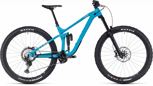 Ein CUBE Stereo ONE77 Race 29 Mountainbike in bondiblue'n'grey, mit Vollfederung, großen Stollenreifen, schwarzem Sattel und schwarzem Lenker, fotografiert von der Seite auf weißem Hintergrund.