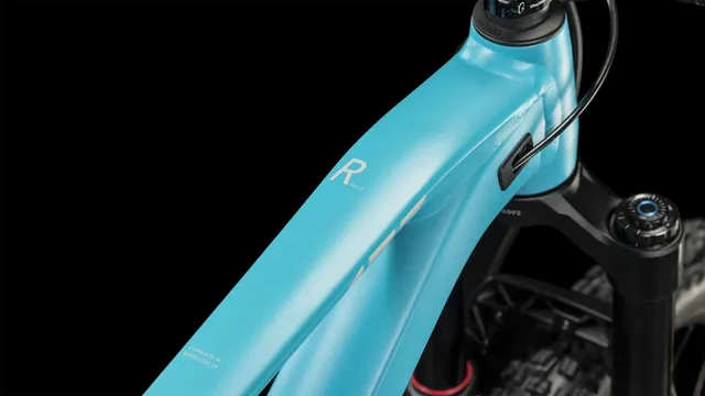 Ein CUBE Stereo ONE77 Race 29 Mountainbike in bondiblue'n'grey, mit Vollfederung, großen Stollenreifen, schwarzem Sattel und schwarzem Lenker, fotografiert von der Seite auf weißem Hintergrund., Ansicht 2