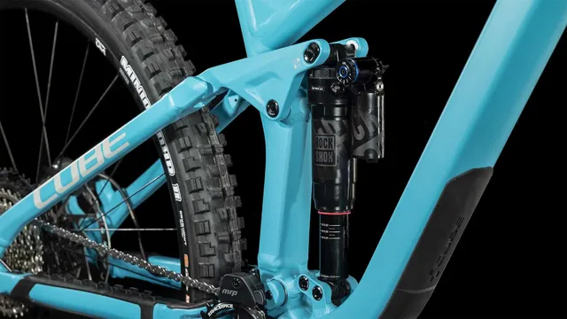 Ein CUBE Stereo ONE77 Race 29 Mountainbike in bondiblue'n'grey, mit Vollfederung, großen Stollenreifen, schwarzem Sattel und schwarzem Lenker, fotografiert von der Seite auf weißem Hintergrund., Ansicht 4
