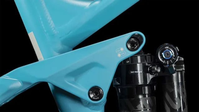 Ein CUBE Stereo ONE77 Race 29 Mountainbike in bondiblue'n'grey, mit Vollfederung, großen Stollenreifen, schwarzem Sattel und schwarzem Lenker, fotografiert von der Seite auf weißem Hintergrund., Ansicht 5