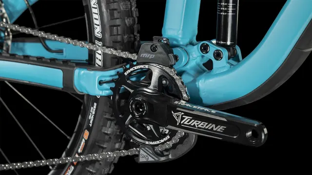 Ein CUBE Stereo ONE77 Race 29 Mountainbike in bondiblue'n'grey, mit Vollfederung, großen Stollenreifen, schwarzem Sattel und schwarzem Lenker, fotografiert von der Seite auf weißem Hintergrund., Ansicht 6