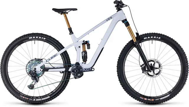Das CUBE Stereo ONE77 C:68X SLT 29 in flashwhite'n'grey von Mr. Bike Lichtenfels ist mit schwarzen, goldenen und blauen Komponenten, dicken Maxxis-Reifen, Scheibenbremsen und einer Dropper-Sattelstütze ausgestattet - alles auf einem schlichten weißen Hintergrund.