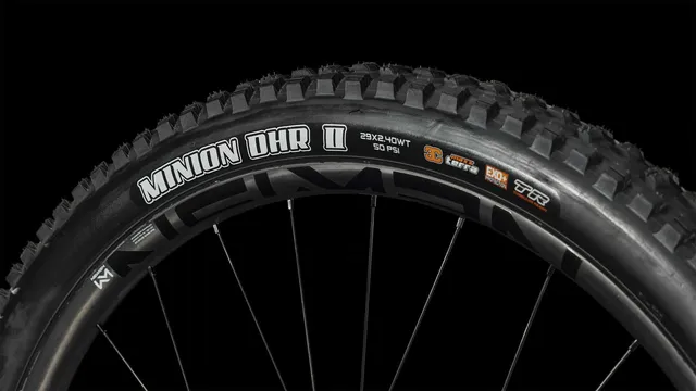 Das CUBE Stereo ONE77 C:68X SLT 29 in flashwhite'n'grey von Mr. Bike Lichtenfels ist mit schwarzen, goldenen und blauen Komponenten, dicken Maxxis-Reifen, Scheibenbremsen und einer Dropper-Sattelstütze ausgestattet - alles auf einem schlichten weißen Hintergrund., Ansicht 3
