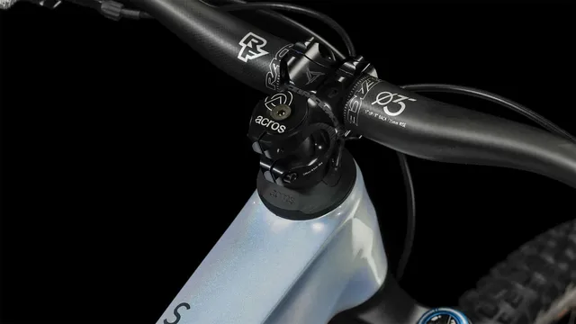 Das CUBE Stereo ONE77 C:68X SLT 29 in flashwhite'n'grey von Mr. Bike Lichtenfels ist mit schwarzen, goldenen und blauen Komponenten, dicken Maxxis-Reifen, Scheibenbremsen und einer Dropper-Sattelstütze ausgestattet - alles auf einem schlichten weißen Hintergrund., Ansicht 4