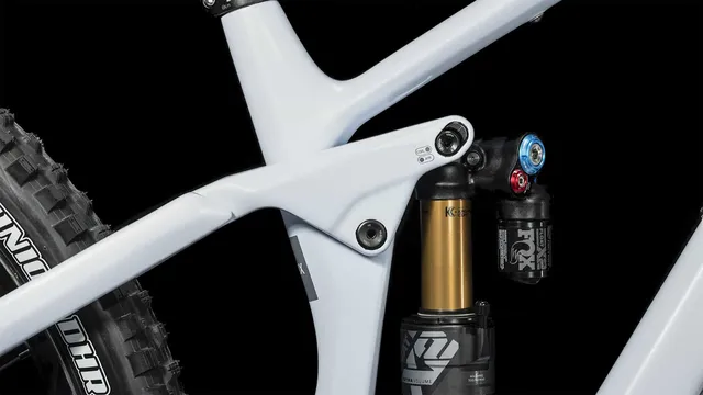 Das CUBE Stereo ONE77 C:68X SLT 29 in flashwhite'n'grey von Mr. Bike Lichtenfels ist mit schwarzen, goldenen und blauen Komponenten, dicken Maxxis-Reifen, Scheibenbremsen und einer Dropper-Sattelstütze ausgestattet - alles auf einem schlichten weißen Hintergrund., Ansicht 8