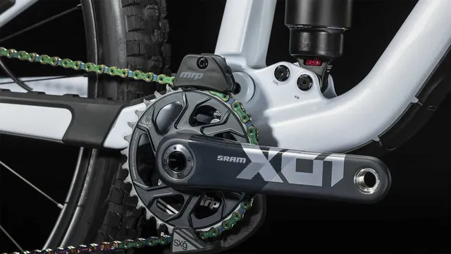 Das CUBE Stereo ONE77 C:68X SLT 29 in flashwhite'n'grey von Mr. Bike Lichtenfels ist mit schwarzen, goldenen und blauen Komponenten, dicken Maxxis-Reifen, Scheibenbremsen und einer Dropper-Sattelstütze ausgestattet - alles auf einem schlichten weißen Hintergrund., Ansicht 11
