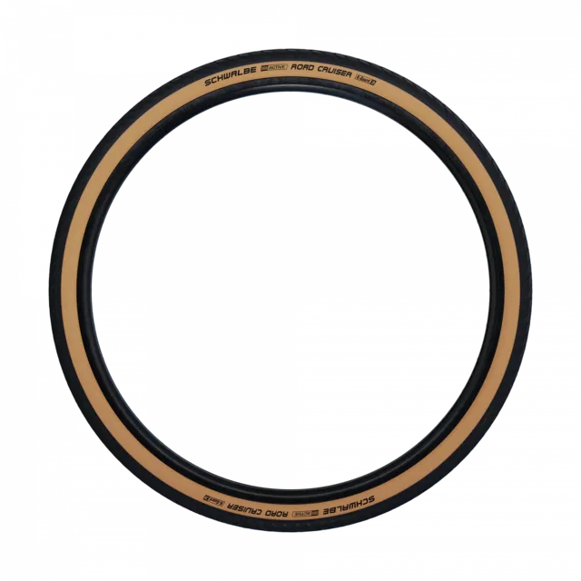 Der SCHWALBE Reifen ROAD CRUISER K-Guard, TwinSkin von Mr. Bike Lichtenfels hat ein schwarzes Profil mit hellbraunen Seitenwänden und ist senkrecht auf weißem Grund in einem perfekten Kreis dargestellt., Ansicht 2
