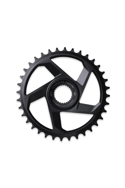 Das ACID Kettenblatt HYBRID PRO HPA ist ein schwarzes, rundes Kettenblatt mit gleichmäßigen Zahnabständen für Mountainbike-Kurbelsätze, das von Mr. Bike Lichtenfels entworfen wurde und auf weißem Hintergrund abgebildet ist.
