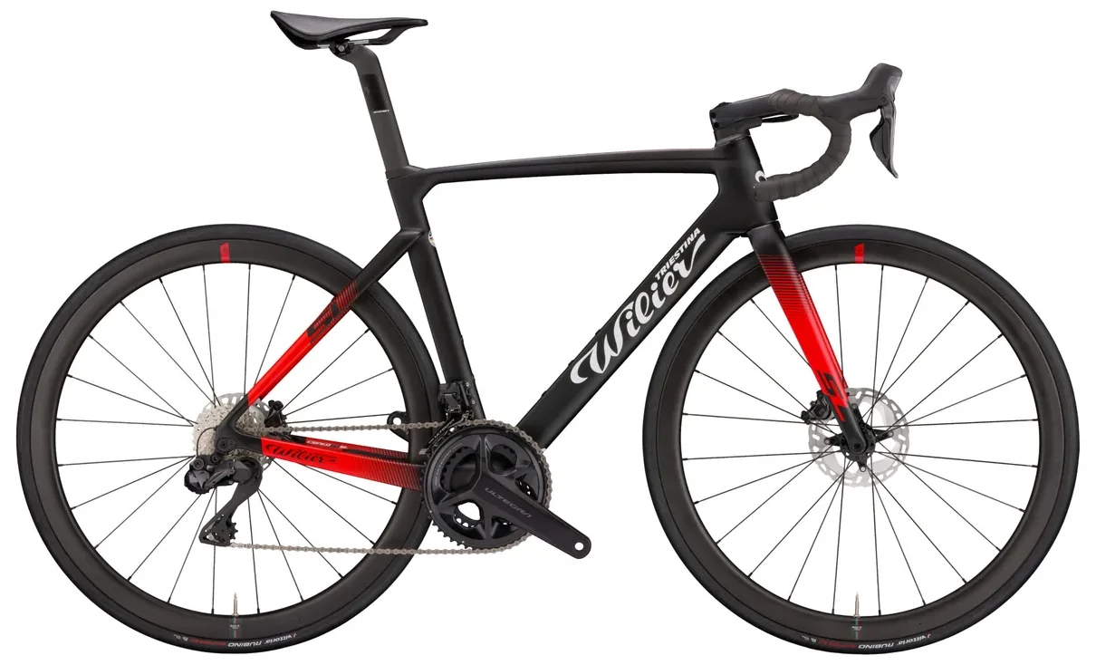 Das Wilier Cento1 Hybrid Ultegra HY-NDR30AC Y1 Rennrad in schwarz/rot, Größe XL, mit Rennlenker und Scheibenbremsen, wird von Mr. Bike Lichtenfels vor einem weißen Hintergrund präsentiert.
