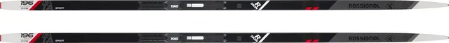 Ein Paar schwarze ROSSIGNOL DELTA SPORT R-SKIN Langlaufskier mit roten und weißen Akzenten, erhältlich bei Mr. Bike Lichtenfels. Auf der Oberseite befinden sich das Markenlogo und das Modell; die Bindungen sind mittig auf jedem Ski angebracht., Ansicht 3
