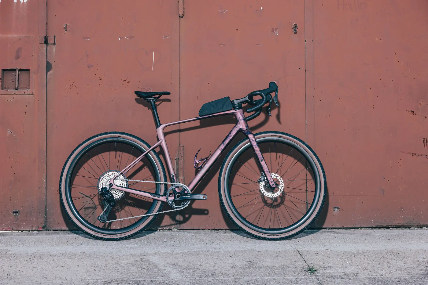 CUBE Gravelbike mit Rahmentasche an einer Wand