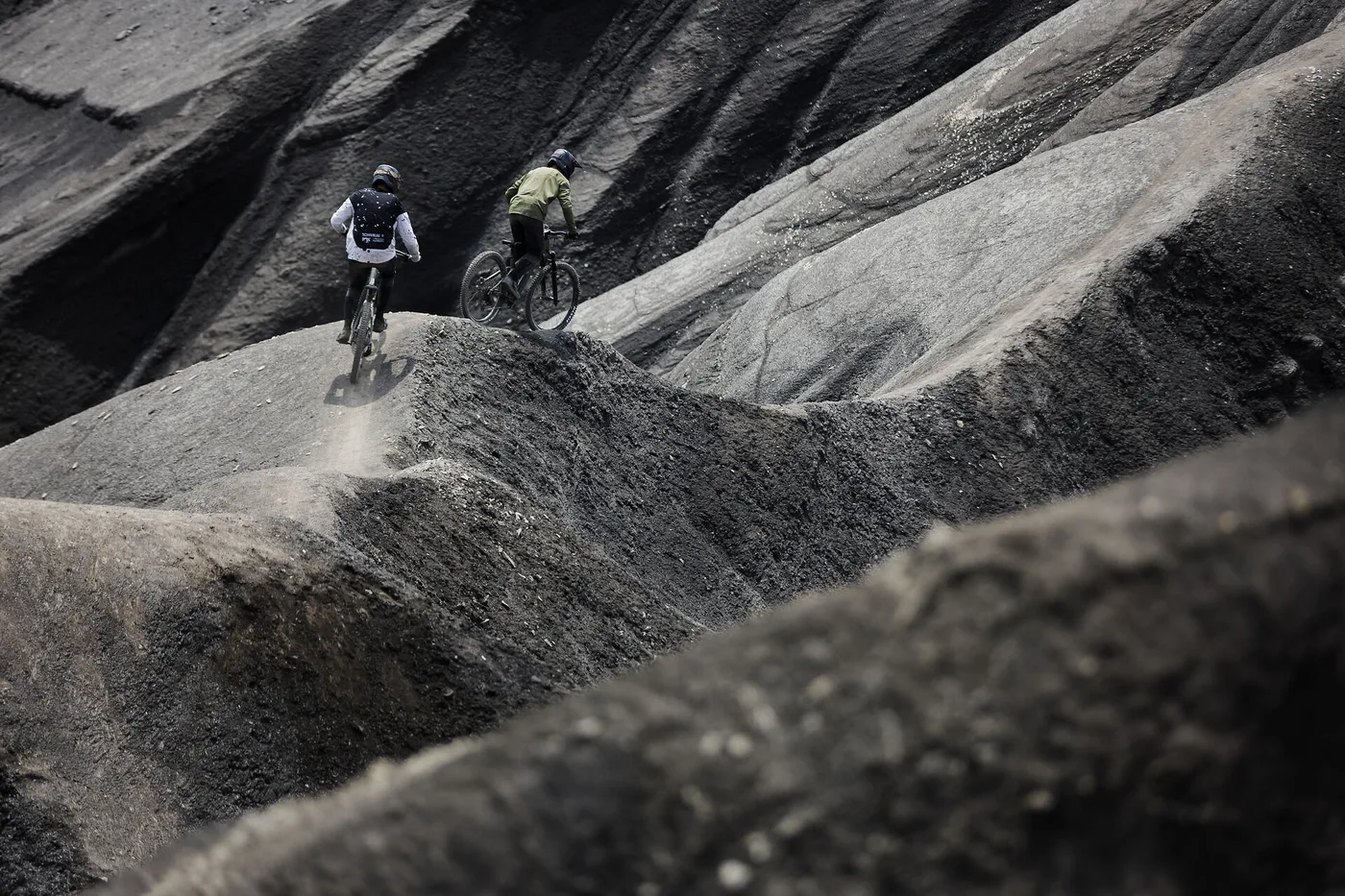 Zwei Mountainbiker in felsigem Gelände