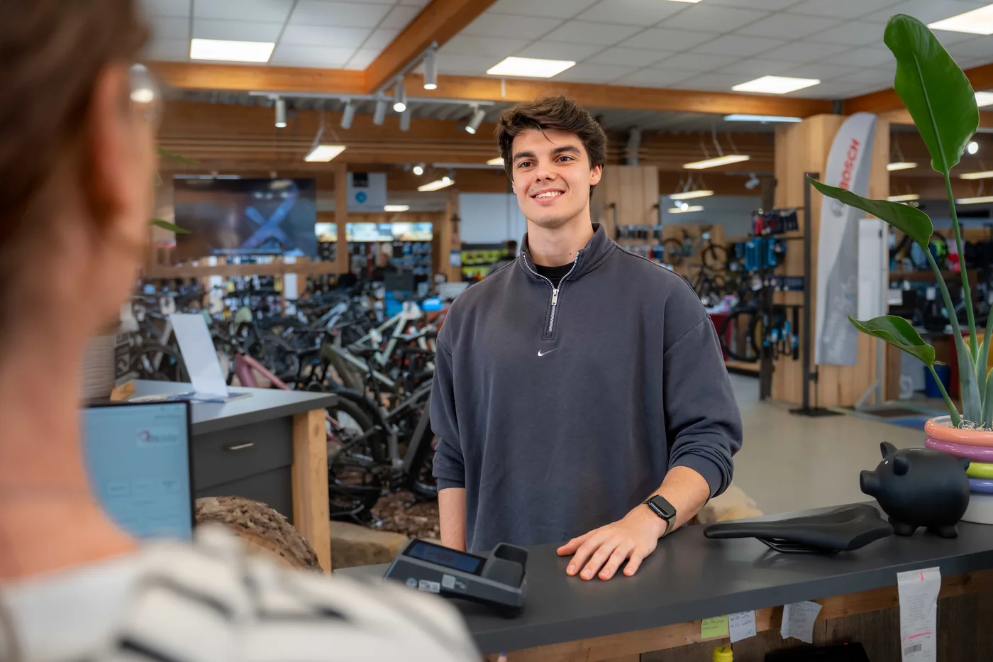 Mitarbeiter an der Theke von Mr. Bike Lichtenfels