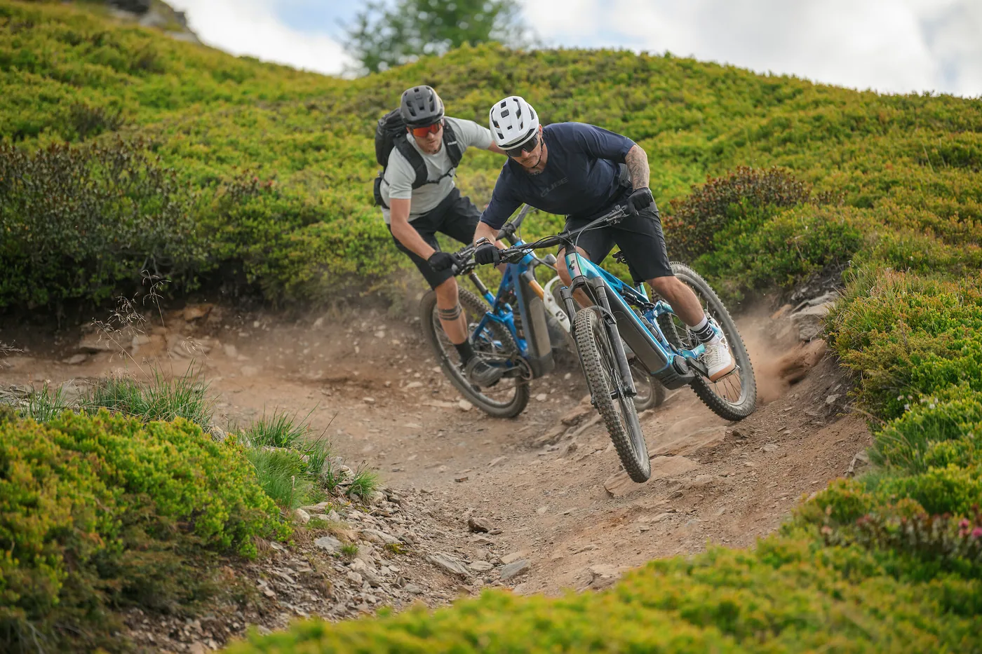 Zwei E-Mountainbiker auf CUBE Stereo Hybrid 2027 im Trail