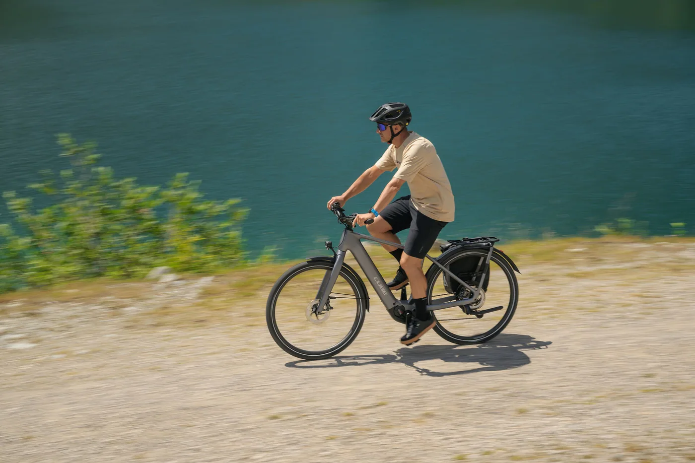 CUBE Kathmandu Hybrid 2027 auf einer Schotterpiste am Bergsee