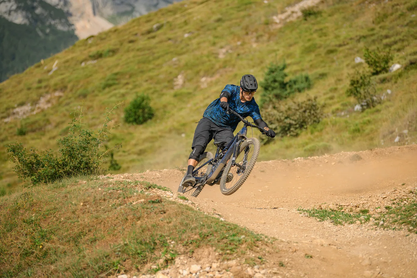 Mountainbiker auf CUBE Stereo 2027 in einer Anliegerkurve