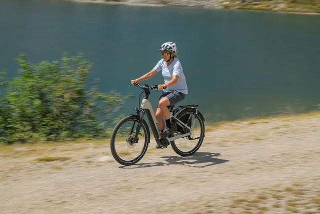 CUBE Kathmandu Hybrid 2027 am Bergsee