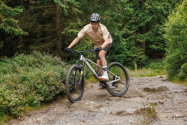 Mountainbiker auf einem CUBE Hardtail 2027 im Wald