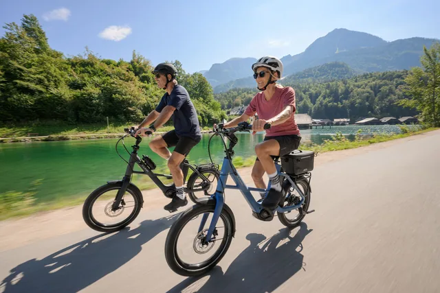 Paar auf CUBE Compact Hybrid 2027 am Königssee