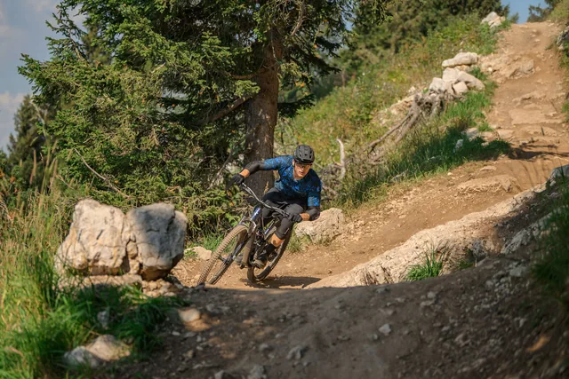 Mountainbiker auf CUBE Stereo 2027 in einer Anliegerkurve