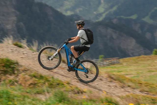 CUBE Stereo Hybrid ONE44 HPC 2027 auf dem Trail