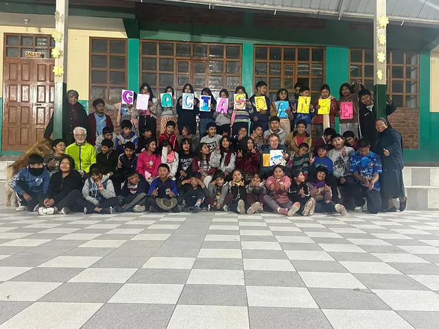 Gruppenfoto mit den Kindern des Heims