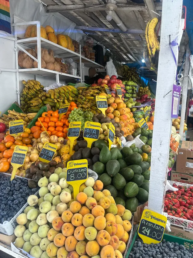 Obst und Gemüse auf dem Markt vor Ort