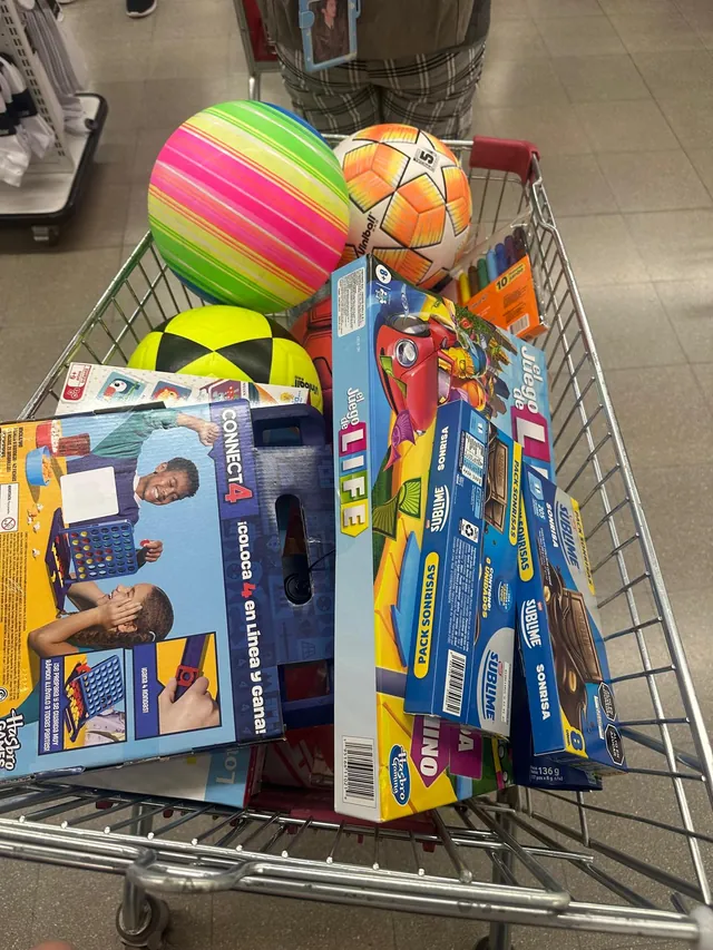 Spielzeug für die Kinder im Einkaufswagen