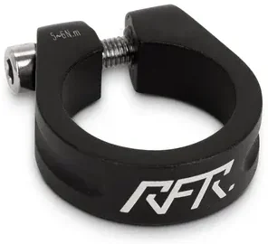Die RFR Sattelklemme ist eine schwarze Metall-Sattelstützenklemme mit einer Spannschraube und einem weißen RFR-Logo auf weißem Hintergrund, wie sie von Mr. Bike Lichtenfels vorgestellt wurde., Ansicht 2