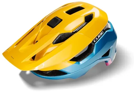 Nahaufnahme des CUBE Helm ROAD RACE, ein schwarzer Helm mit großen Belüftungsöffnungen und silbern glänzendem "CUBE"-Schriftzug auf einer matten Oberfläche. Die Polsterung und die Materialstruktur des Helms sind deutlich zu erkennen. Erhältlich bei Mr. Bike Lichtenfels., Ansicht 7