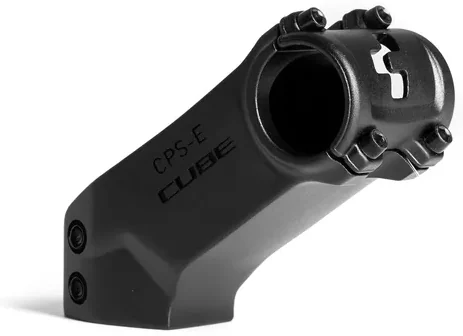 Ein schwarzer, gefräster CUBE Vorbau PERFORMANCE E-MTB Vorbau mit vier vorderen Schraubenlöchern für die Befestigung des Lenkers am Gabelschaft des Fahrrads, dargestellt auf einem schlichten weißen Hintergrund., Ansicht 5