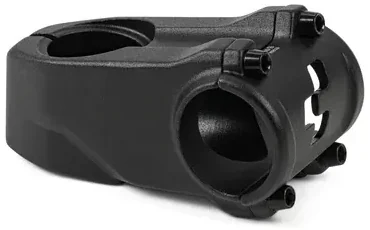 Ein schwarzer, gefräster CUBE Vorbau PERFORMANCE E-MTB Vorbau mit vier vorderen Schraubenlöchern für die Befestigung des Lenkers am Gabelschaft des Fahrrads, dargestellt auf einem schlichten weißen Hintergrund., Ansicht 2