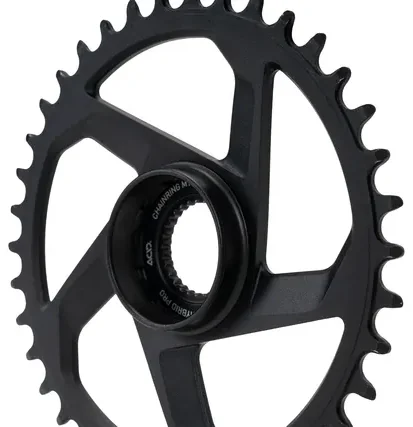 Das ACID Kettenblatt HYBRID PRO HPA ist ein schwarzes, rundes Kettenblatt mit gleichmäßigen Zahnabständen für Mountainbike-Kurbelsätze, das von Mr. Bike Lichtenfels entworfen wurde und auf weißem Hintergrund abgebildet ist., Ansicht 4