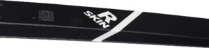 Nahaufnahme eines schwarzen Skis mit weißem Diagonalstreifen, dem Wort SKIN und einem großen R in Weiß sowie einem kleinen QR-Code auf der linken Seite – aufgenommen in der Nähe von Mr Bike in Lichtenfels.