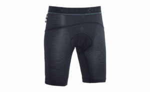 Schwarze, gepolsterte Radlerhose CUBE WS Innenhose MOTION mit strukturiertem Stoff, elastischem Bund und figurbetontem Design auf weißem Grund.