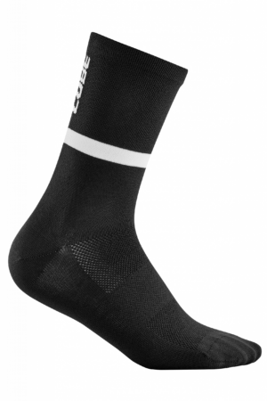 Eine einzelne CUBE Socke High Cut Blackline Sportsocke in Schwarz, mit einem weißen horizontalen Streifen und dem Wort CORE in Weiß am oberen Rand, auf einem schlichten weißen Hintergrund.