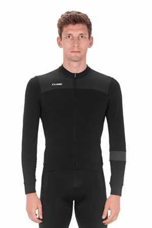 Ein Mann trägt das CUBE BLACKLINE Trikot langarm mit durchgehendem Frontreißverschluss, reflektierendem Band an einem Ärmel und CUBE-Logo auf der Brust vor einem weißen Hintergrund.