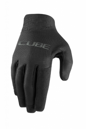 Der CUBE Handschuhe Performance Langfinger ist ein schwarzer Vollfinger-Radhandschuh mit strukturiertem Griff und atmungsaktivem Material, auf dessen Rückseite der silberne Schriftzug "CUBE" prangt, erhältlich bei Mr. Bike Lichtenfels. Auf einfarbig weißem Hintergrund abgebildet.