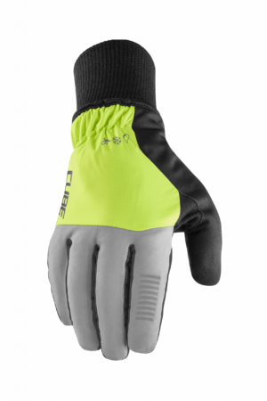 Der CUBE Handschuhe Winter langfinger X NF ist ein isolierter Handschuh mit schwarzer Stulpe, gelb-grünem Schaft, grauen Fingern und schwarzer Innenhand. Auf der gelb-grünen Fläche sind kleine schwarze Symbole und "CUBE" aufgedruckt. Vorgestellt von Mr. Bike Lichtenfels.